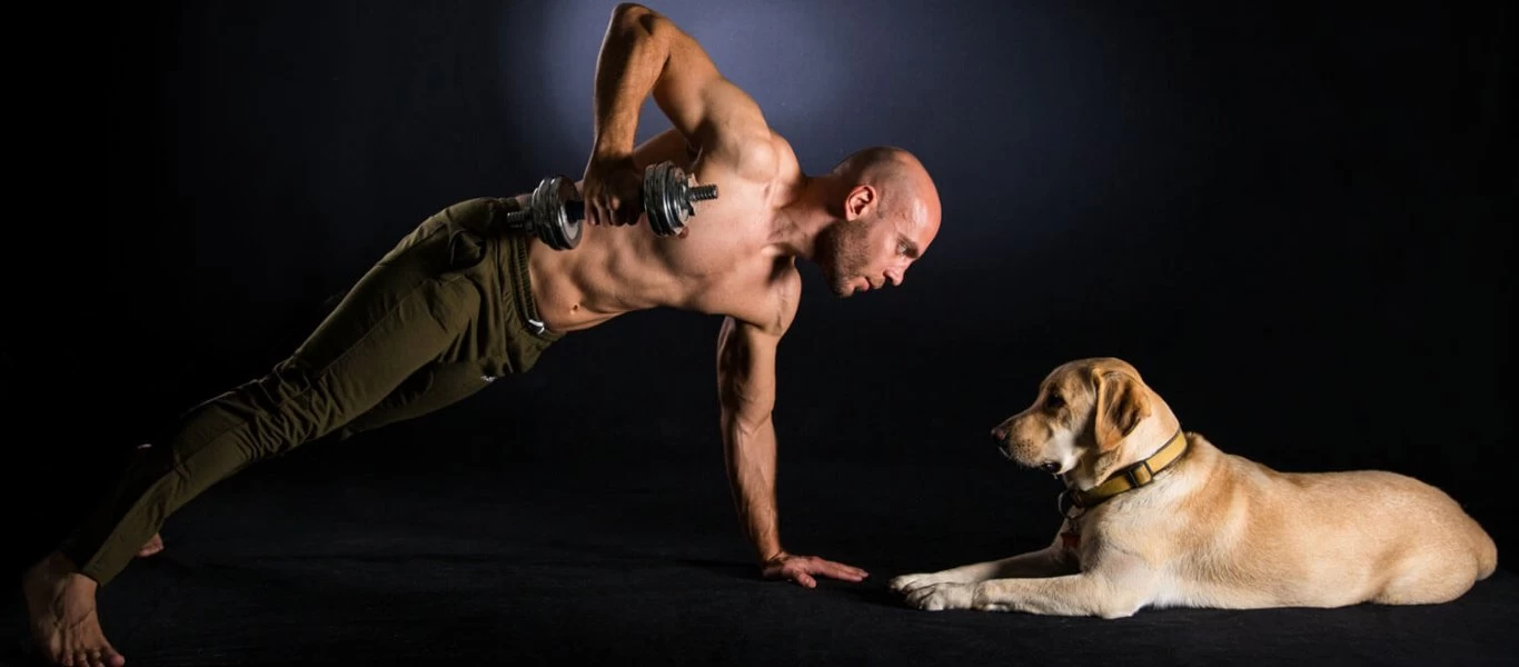 Για να μην... «σκουριάσετε»: Δείτε πως να γυμναστείτε παρέα με τον τετράποδο φίλο σας (βίντεο)